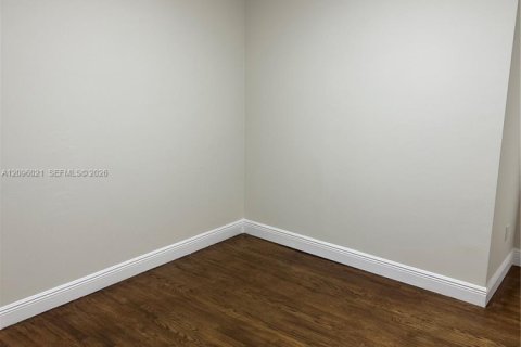 Villa ou maison à louer à Miami, Floride: 3 chambres, 110.18 m2 № 2388034 - photo 17