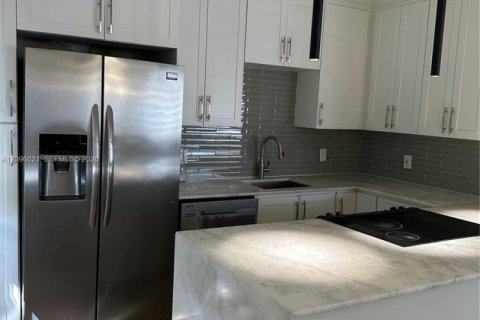 Villa ou maison à louer à Miami, Floride: 3 chambres, 110.18 m2 № 2388034 - photo 2