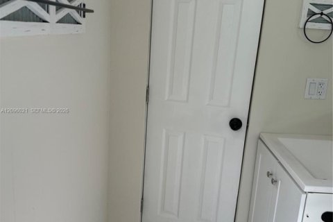 Villa ou maison à louer à Miami, Floride: 3 chambres, 110.18 m2 № 2388034 - photo 29