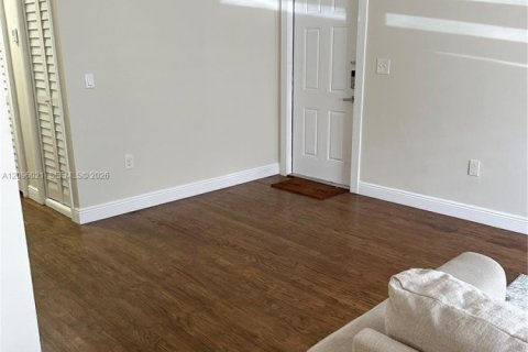 Villa ou maison à louer à Miami, Floride: 3 chambres, 110.18 m2 № 2388034 - photo 11