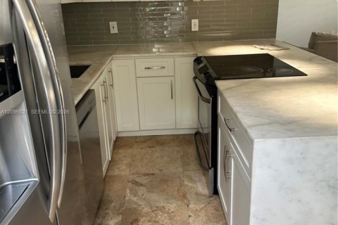 Villa ou maison à louer à Miami, Floride: 3 chambres, 110.18 m2 № 2388034 - photo 3