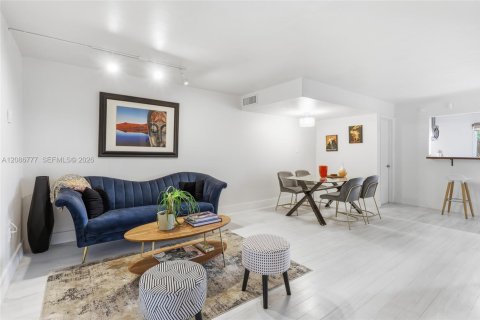 Townhouse in Miami Shores, Florida 3 bedrooms, 88.44 sq.m. № 2357998 - photo 1