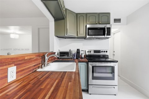 Townhouse in Miami Shores, Florida 3 bedrooms, 88.44 sq.m. № 2357998 - photo 4