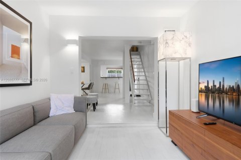Townhouse in Miami Shores, Florida 3 bedrooms, 88.44 sq.m. № 2357998 - photo 5