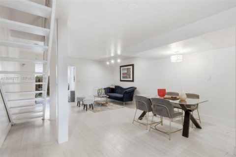 Townhouse in Miami Shores, Florida 3 bedrooms, 88.44 sq.m. № 2357998 - photo 2