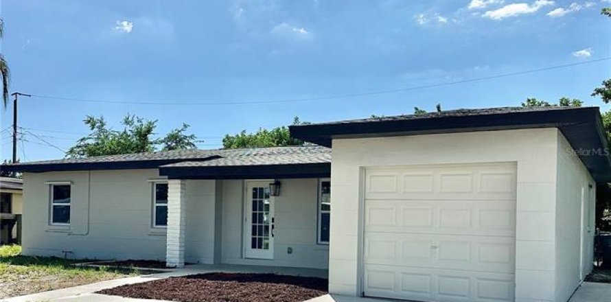 House in Port Charlotte, Florida 3 bedrooms, 113.34 sq.m. № 2091554