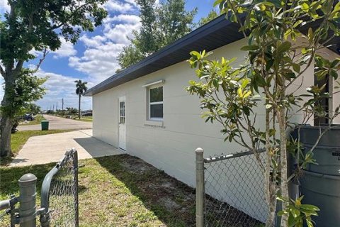 House in Port Charlotte, Florida 3 bedrooms, 113.34 sq.m. № 2091554 - photo 18