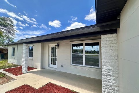 House in Port Charlotte, Florida 3 bedrooms, 113.34 sq.m. № 2091554 - photo 16