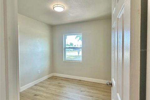 House in Port Charlotte, Florida 3 bedrooms, 113.34 sq.m. № 2091554 - photo 10