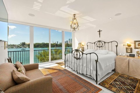 Townhouse in Miami, Florida 4 bedrooms, 412.49 sq.m. № 2058655 - photo 27