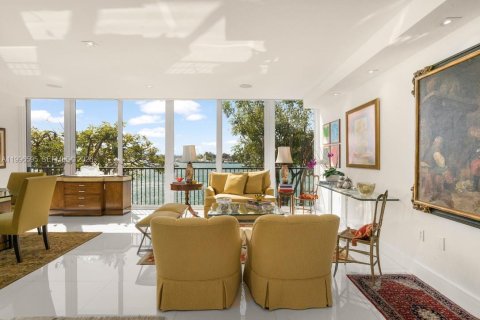 Townhouse in Miami, Florida 4 bedrooms, 412.49 sq.m. № 2058655 - photo 13