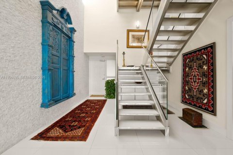 Townhouse in Miami, Florida 4 bedrooms, 412.49 sq.m. № 2058655 - photo 6