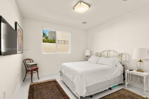 Townhouse in Miami, Florida 4 bedrooms, 412.49 sq.m. № 2058655 - photo 23