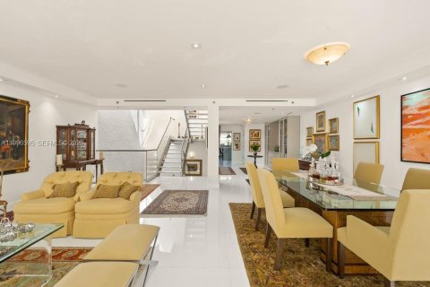 Townhouse in Miami, Florida 4 bedrooms, 412.49 sq.m. № 2058655 - photo 14