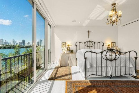 Townhouse in Miami, Florida 4 bedrooms, 412.49 sq.m. № 2058655 - photo 28