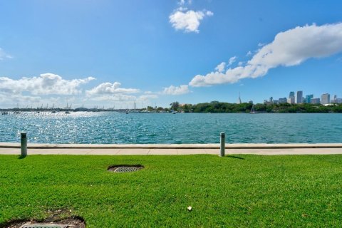 Townhouse in Miami, Florida 4 bedrooms, 412.49 sq.m. № 2058655 - photo 8
