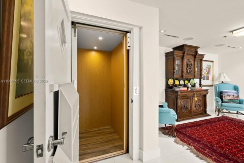 Townhouse in Miami, Florida 4 bedrooms, 412.49 sq.m. № 2058655 - photo 26