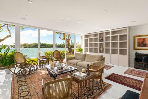 Townhouse in Miami, Florida 4 bedrooms, 412.49 sq.m. № 2058655 - photo 10