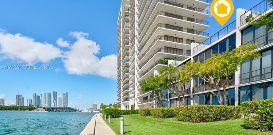 Townhouse in Miami, Florida 4 bedrooms, 412.49 sq.m. № 2058655