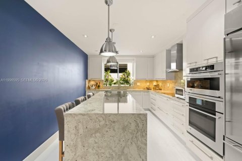 Townhouse in Miami, Florida 4 bedrooms, 412.49 sq.m. № 2058655 - photo 19