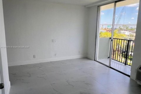 Condominio en venta en Miami, Florida, 2 dormitorios, 78.69 m2 № 1961051 - foto 3