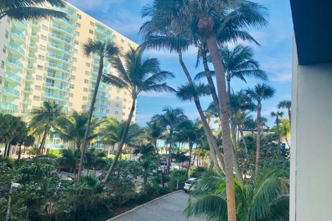 Condo in Hollywood, Florida, 1 bedroom  № 2082540 - photo 19