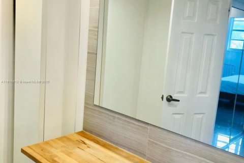 Condo in Hollywood, Florida, 1 bedroom  № 2082540 - photo 18