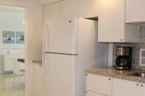 Condo in Hollywood, Florida, 1 bedroom  № 2082540 - photo 7