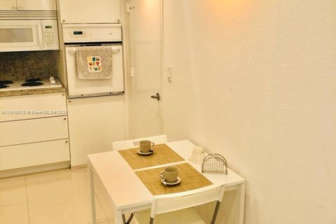 Condo in Hollywood, Florida, 1 bedroom  № 2082540 - photo 13