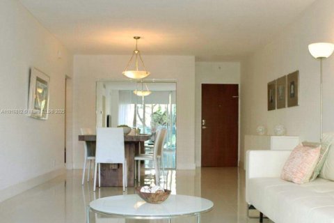 Condo in Hollywood, Florida, 1 bedroom  № 2082540 - photo 3
