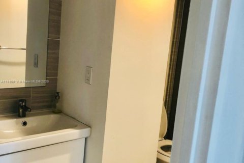 Condo in Hollywood, Florida, 1 bedroom  № 2082540 - photo 15