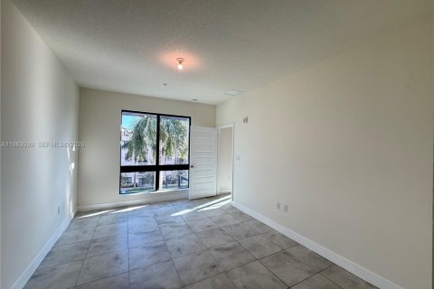 Снять в аренду кондоминиум в Дорал, Флорида 3 спальни, 104.89м2, № 2025997 - фото 9