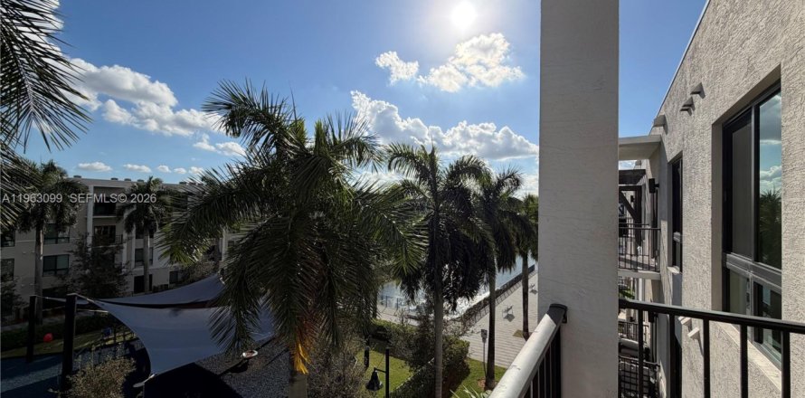 Кондоминиум с 3 спальнями в Дорал, Флорида № 2025997