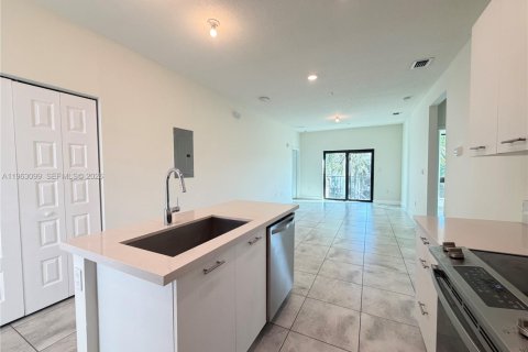 Снять в аренду кондоминиум в Дорал, Флорида 3 спальни, 104.89м2, № 2025997 - фото 2