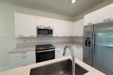 Снять в аренду кондоминиум в Дорал, Флорида 3 спальни, 104.89м2, № 2025997 - фото 5