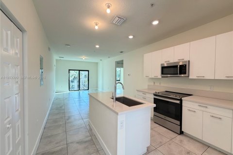 Снять в аренду кондоминиум в Дорал, Флорида 3 спальни, 104.89м2, № 2025997 - фото 4