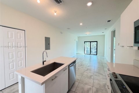 Снять в аренду кондоминиум в Дорал, Флорида 3 спальни, 104.89м2, № 2025997 - фото 3