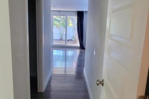 Casa en alquiler en Hollywood, Florida, 3 dormitorios, 141.3 m2 № 1221160 - foto 1