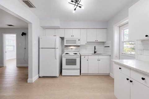 Apartment in Cape Coral, Florida 2 bedrooms, 74.32 sq.m. № 2095618 - photo 7