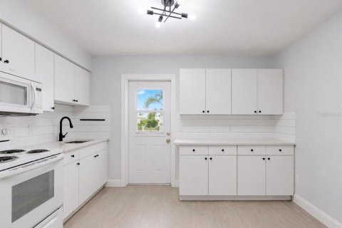 Apartment in Cape Coral, Florida 2 bedrooms, 74.32 sq.m. № 2095618 - photo 10