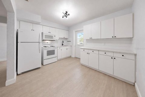 Apartment in Cape Coral, Florida 2 bedrooms, 74.32 sq.m. № 2095618 - photo 8