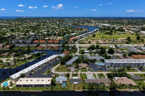 Apartment in Cape Coral, Florida 2 bedrooms, 74.32 sq.m. № 2095618 - photo 25