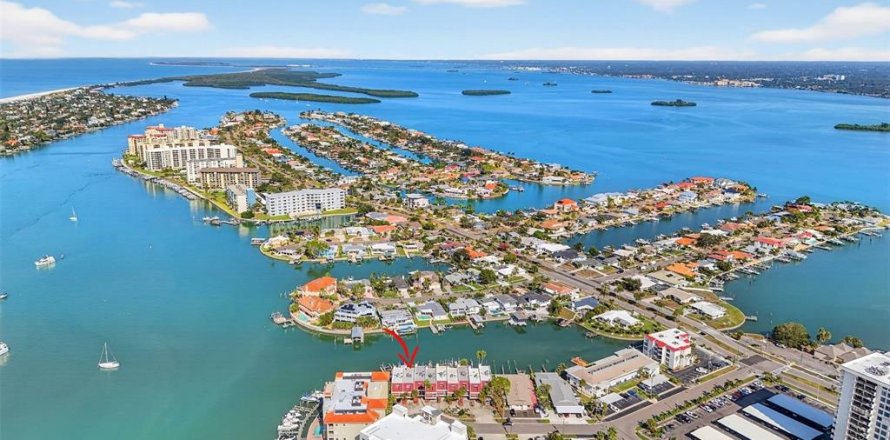 Townhouse in Clearwater, Florida 3 bedrooms, 179.3 sq.m. № 2104149