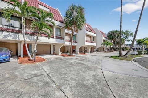 Townhouse in Clearwater, Florida 3 bedrooms, 179.3 sq.m. № 2104149 - photo 4