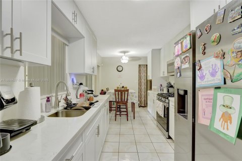 House in Miami, Florida 4 bedrooms, 140.47 sq.m. № 1742163 - photo 8