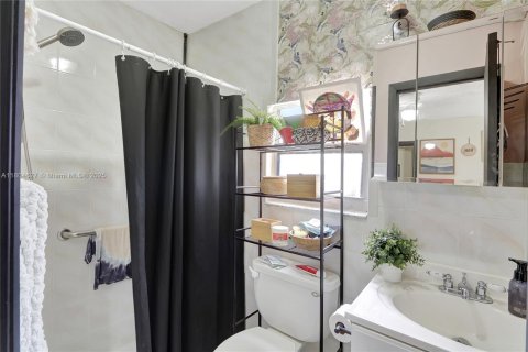House in Miami, Florida 4 bedrooms, 140.47 sq.m. № 1742163 - photo 24
