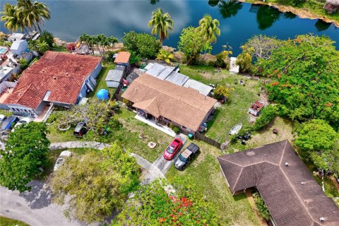 House in Miami, Florida 4 bedrooms, 140.47 sq.m. № 1742163 - photo 2