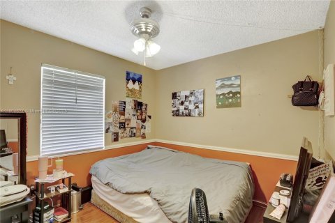 House in Miami, Florida 4 bedrooms, 140.47 sq.m. № 1742163 - photo 11