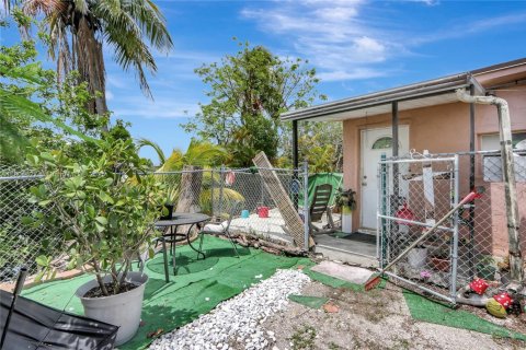 House in Miami, Florida 4 bedrooms, 140.47 sq.m. № 1742163 - photo 19