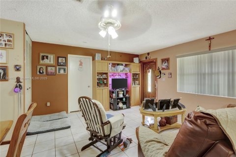 House in Miami, Florida 4 bedrooms, 140.47 sq.m. № 1742163 - photo 6